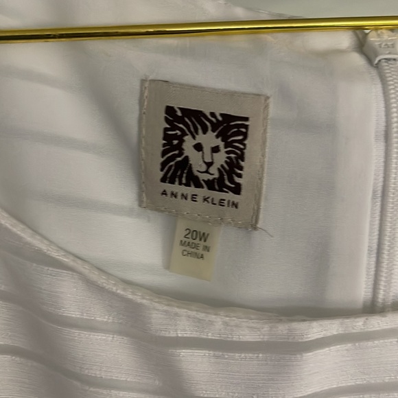 White sleeveless dress - Picture 2 of 5